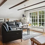 Three-bedroom In Feriehus